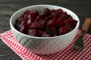 Pancar salatası, çatal ve mutfak havlusuyla ahşap arka planda kase