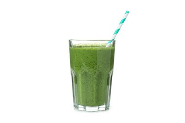 Beyaz arkaplanda izole edilmiş bir bardak yeşil smoothie