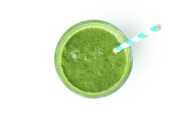 Beyaz arkaplanda izole edilmiş bir bardak yeşil smoothie