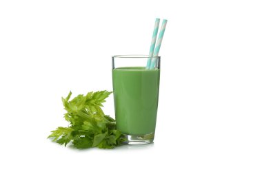 Beyaz arka planda izole edilmiş bir bardak yeşil smoothie ve kereviz.