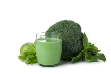 Bir bardak yeşil smoothie ve beyaz arkaplanda izole edilmiş malzemeler.