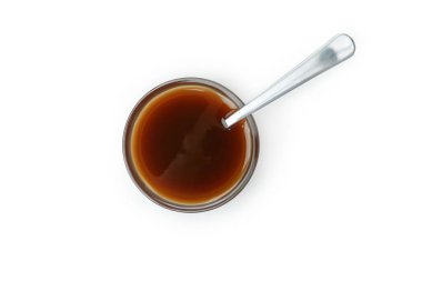 Beyaz arka planda izole edilmiş bir kase karamel sosu.