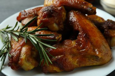 Fırında tavuk kanatlı tabak, kapat.