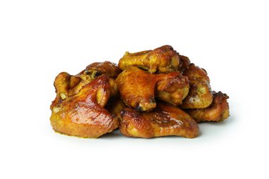 Beyaz arka planda izole edilmiş fırında tavuk kanatları.