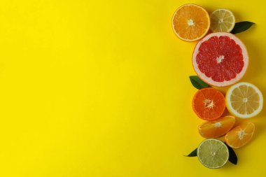 Sarı arkaplanda olgun turunçgil, metin için boşluk