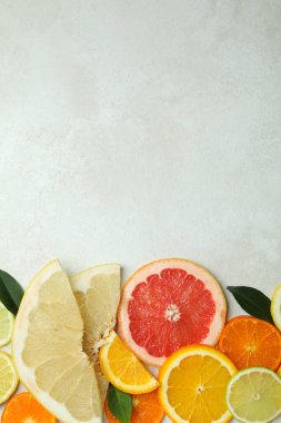 Beyaz dokulu arka planda olgun turunçgil dilimleri