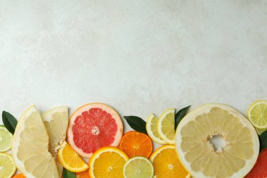 Beyaz dokulu arka planda olgun turunçgil dilimleri