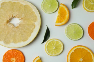 Beyaz zemin üzerinde narenciye dilimleri ile düz yatıyordu