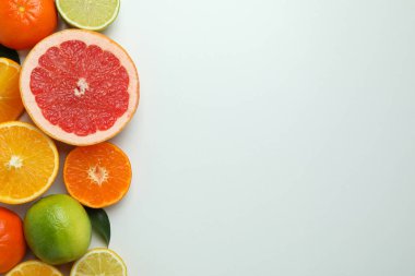 Beyaz arkaplanda taze narenciye, metin için boşluk