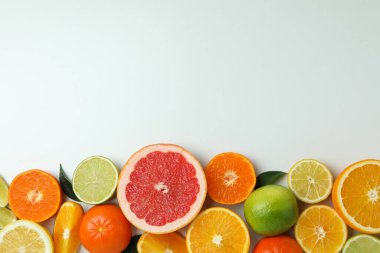 Beyaz arkaplanda taze narenciye, metin için boşluk