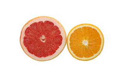 Taze olgun greyfurtlar beyaz arka planda izole edilmiş.