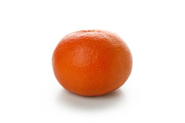Taze olgun mandalina beyaz arkaplanda izole edilmiş.
