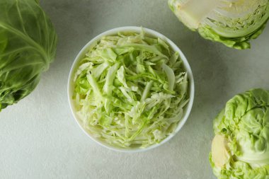 Dilimlenmiş lahana ve beyaz desenli masada taze lahana.