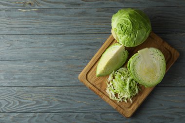 Ahşap zemin üzerinde taze yeşil lahana olan tahta.