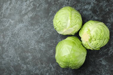 Siyah dumanlı arka planda taze yeşil lahana