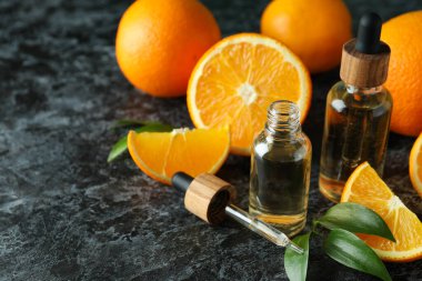 Siyah dumanlı masada yağlı ve portakallı damlalar.