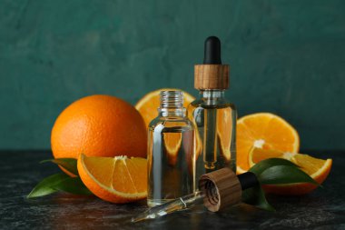 Siyah dumanlı masada yağlı ve portakallı damlalar.