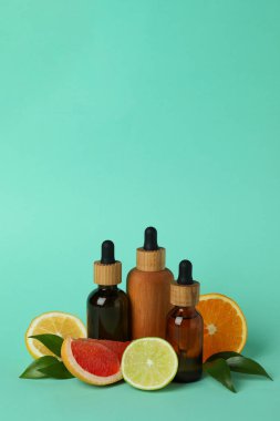 Arka planda yağ ve narenciye olan damlalar.