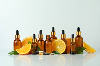 Beyaz masada yağlı ve portakallı damlalar.