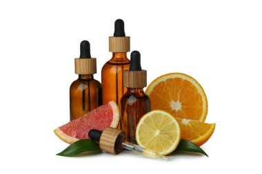 Beyaz zemin üzerinde yağ ve narenciye bulunan damlalar.