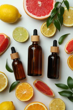 Yağlı damlalar ve beyaz arka planda farklı turunçgiller.