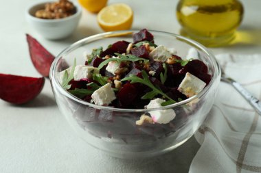 Beyaz desenli arka planda pancar salatasıyla lezzetli yemek kavramı