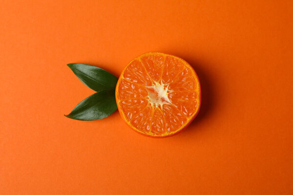 Half Mandarin Leaves Orange Background — Stock Photo, Image