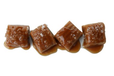 Beyaz arka planda izole edilmiş lezzetli tuzlu karamel.