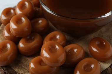 Karamel soslu ve şekerli pano, kapat.