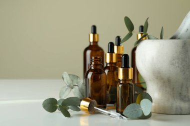 Beyaz masa üzerinde okaliptüs yağı ile doğal kozmetik kavramı