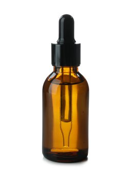 Beyaz arka planda izole edilmiş okaliptüs damlası şişesindeki temel yağ