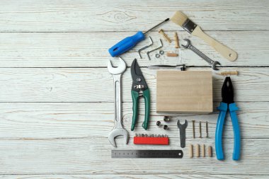 Beyaz ahşap arka planda çalışan araçlardan yapılmış ev