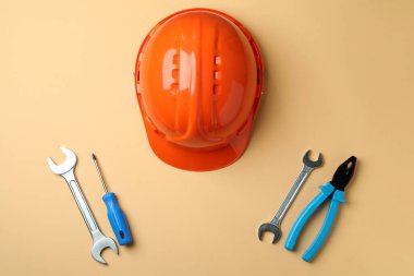 Bej arka planda sabit başlık ve araçlar