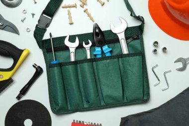 Beyaz arkaplanda inşaat araçları bulunan İşçi Bayramı kavramı