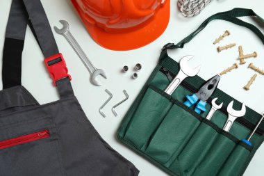 Beyaz arkaplanda inşaat araçları bulunan İşçi Bayramı kavramı