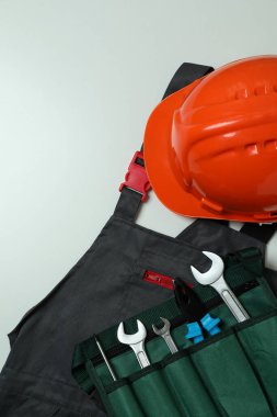 Beyaz arkaplanda inşaat araçları bulunan İşçi Bayramı kavramı