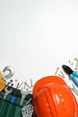 Beyaz arkaplanda inşaat araçları bulunan İşçi Bayramı kavramı