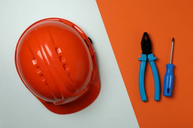 İki ton arkaplan üzerinde sabit şapka ve araçlar, üst görünüm