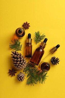 Sarı zemin üzerinde çam yağı bulunan Aromaterapi kavramı