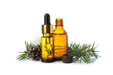 Beyaz arkaplanda izole edilmiş çam yağları