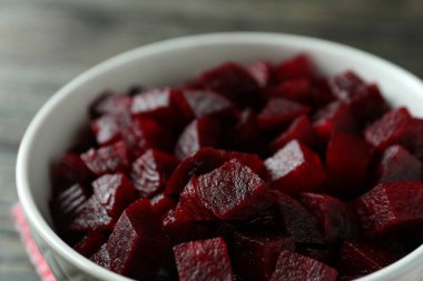 Taze pancar küpleriyle kase, yakın çekim.