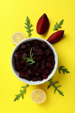 Taze pancar salatası ve sarı arka planda malzemeler.