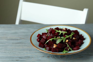 Tahta masada taze pancar salatası ile kase