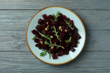 Tahta masada taze pancar salatası ile kase