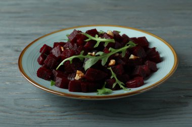 Tahta masada taze pancar salatası ile kase