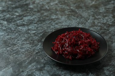 Siyah dumanlı arkaplanda taze pancar salatası.