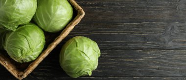 Tahta masada taze lahana sepeti.