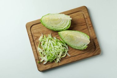 Beyaz arka planda taze yeşil lahana olan tahta