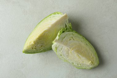 Beyaz desenli masada taze yeşil lahana.