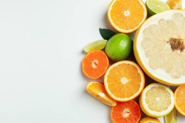 Beyaz arkaplanda olgun turunçgil, metin için boşluk